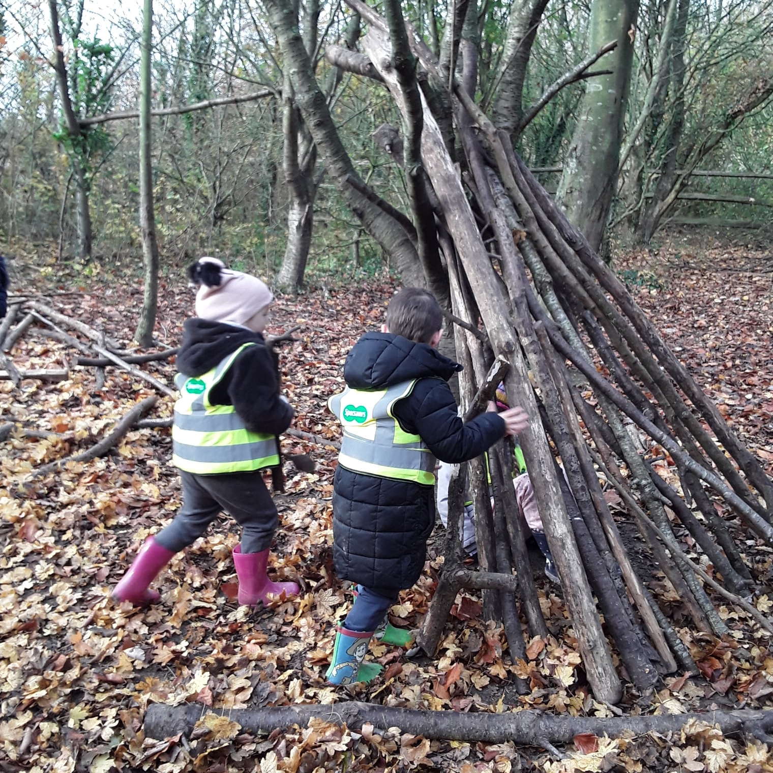 Building huts pupils building a hut in forest school at horton kirby primary school